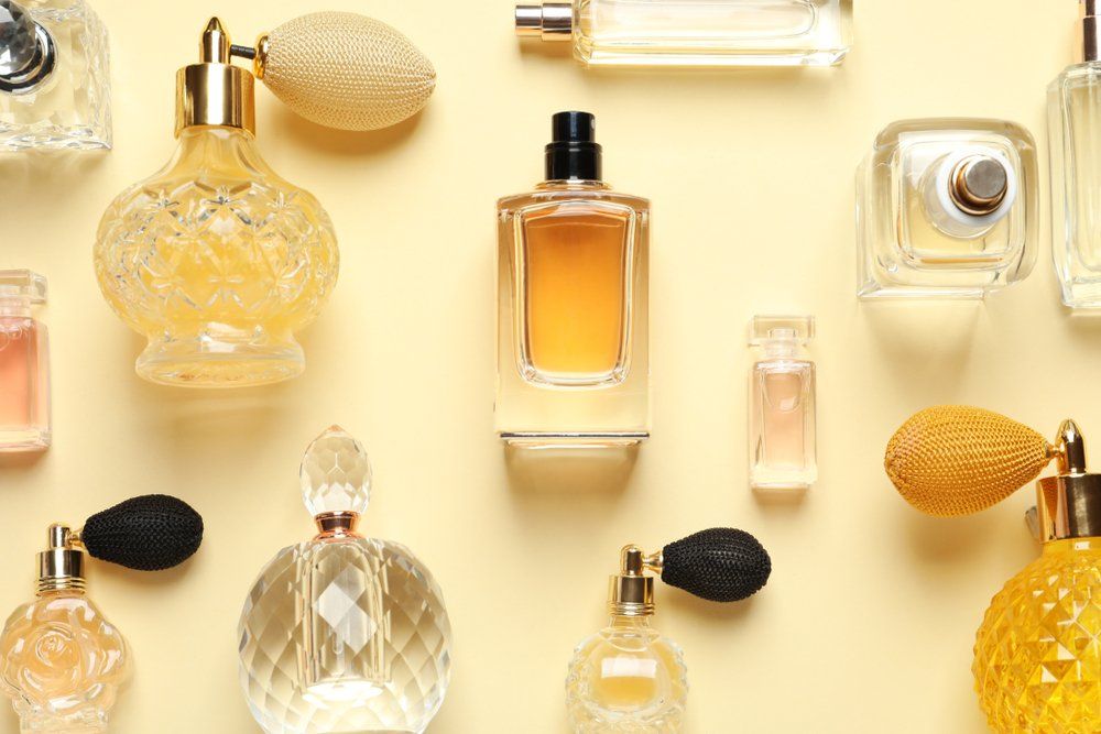 Különböző parfümös üvegek világos háttéren