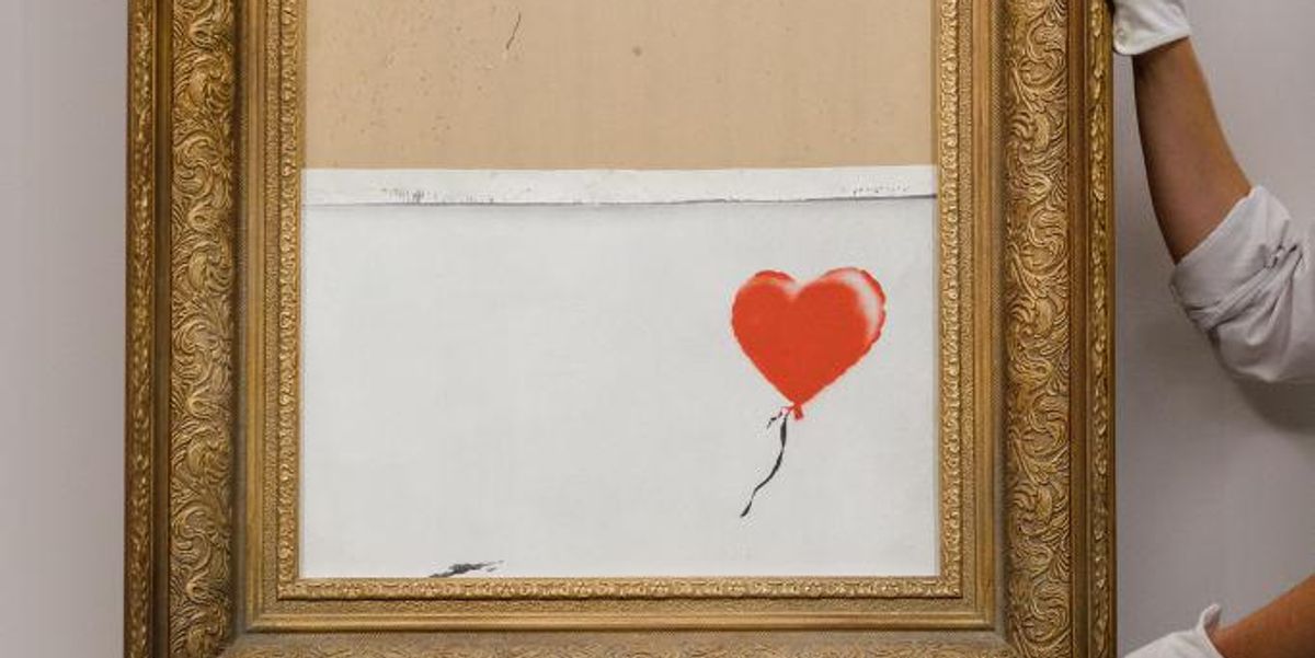Banksy Love is In the Bin című alkotását elhelyezik a londoni Sotheby's aukciósházban 2021. szeptember 3 -án.