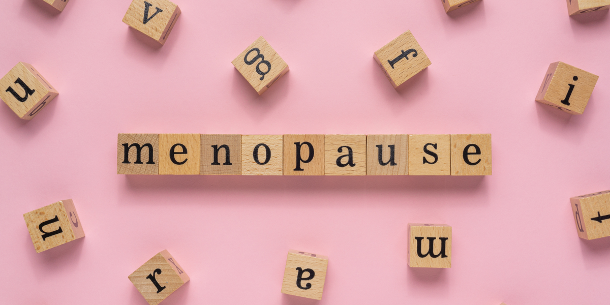 Menopauza szó fatáblákon szereplő betákkel kirakva