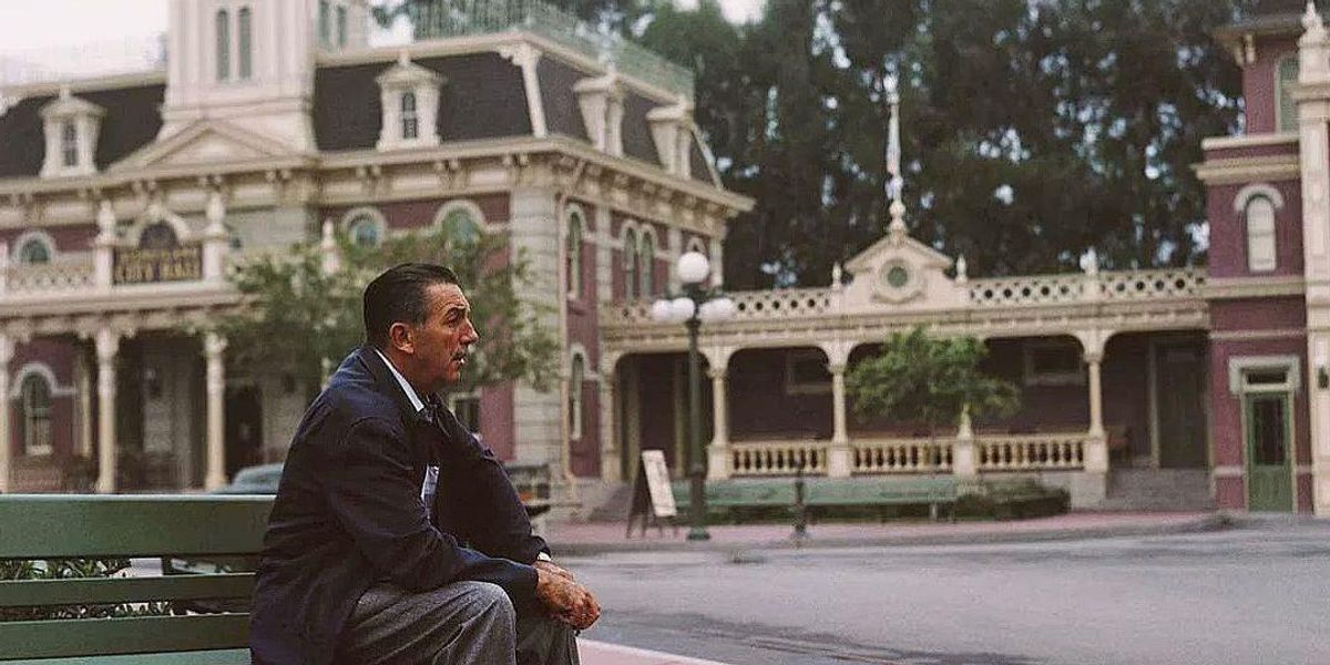 Walt Disney ül egy padon