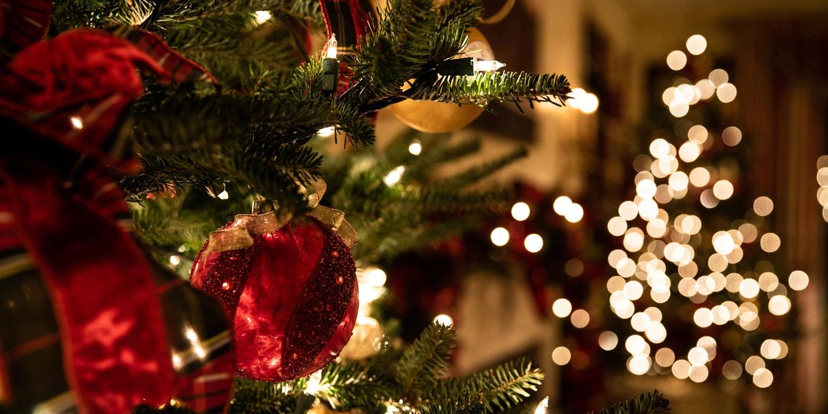 piros díszekkel dekorált karácsonyfa