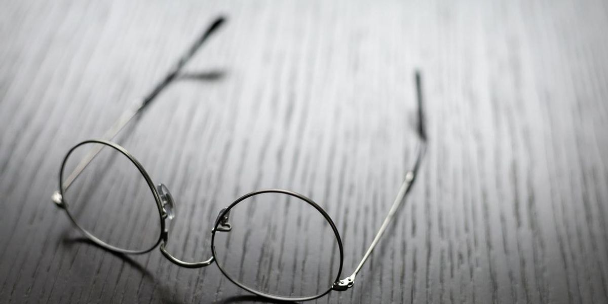 Egy szemüveg egy könyvre helyezve