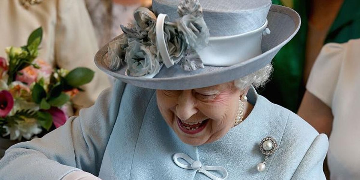 II. Erzsébet királynő tortát vág
