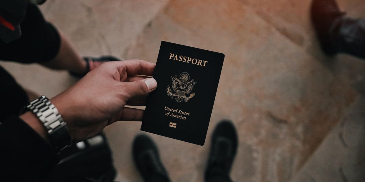 Egy férfi az útlevelét tartja a kezében