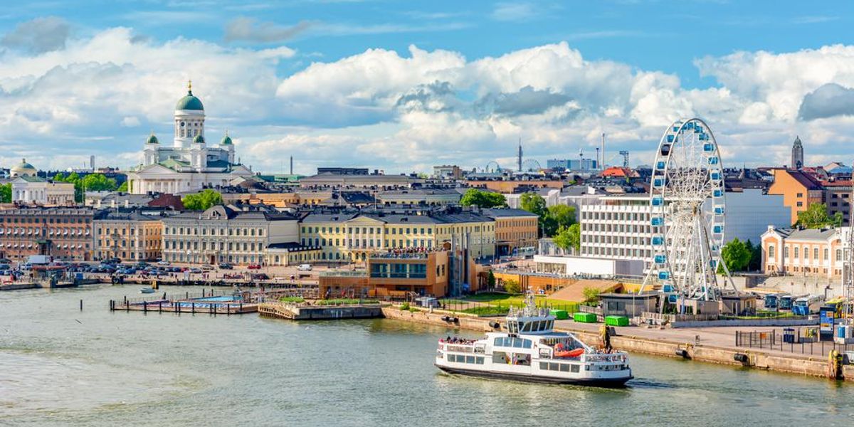 Helsinki városkép a katedrálissal és a kikötővel
