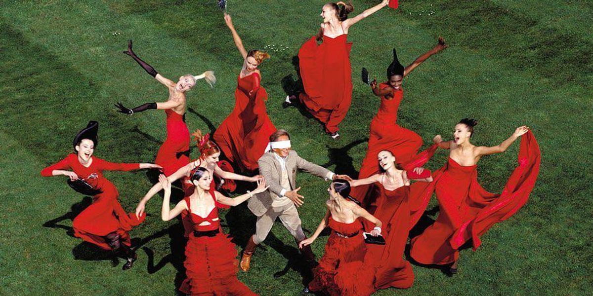 Valentino Garavani piros ruhás nők mellett