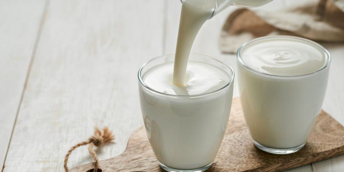 Joghurtot öntenek pohárba