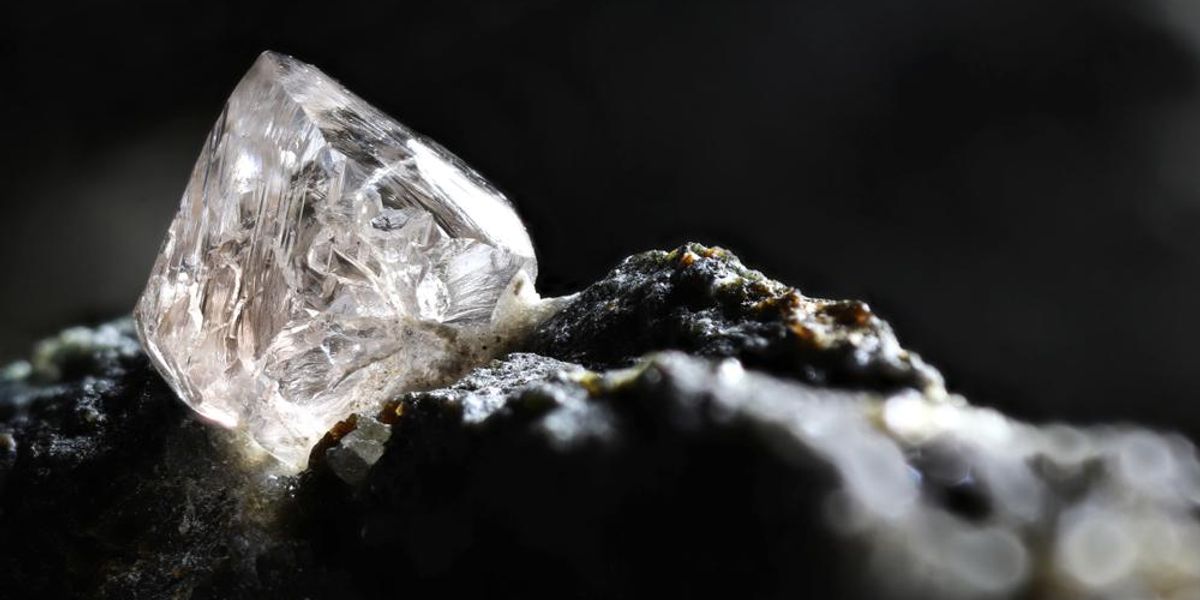 Kimberlitben fészkelő természetes gyémánt