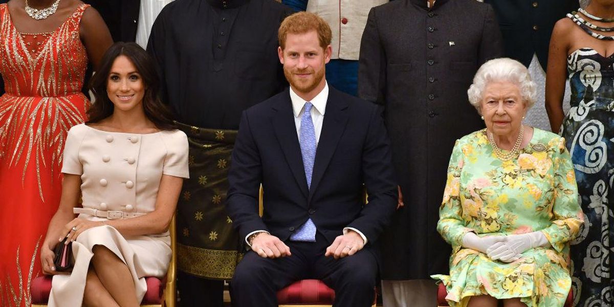 Meghan Markle, Harry herceg és Erzsébet királynő ülnek