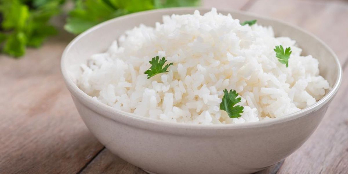 Fehér rizs tálban