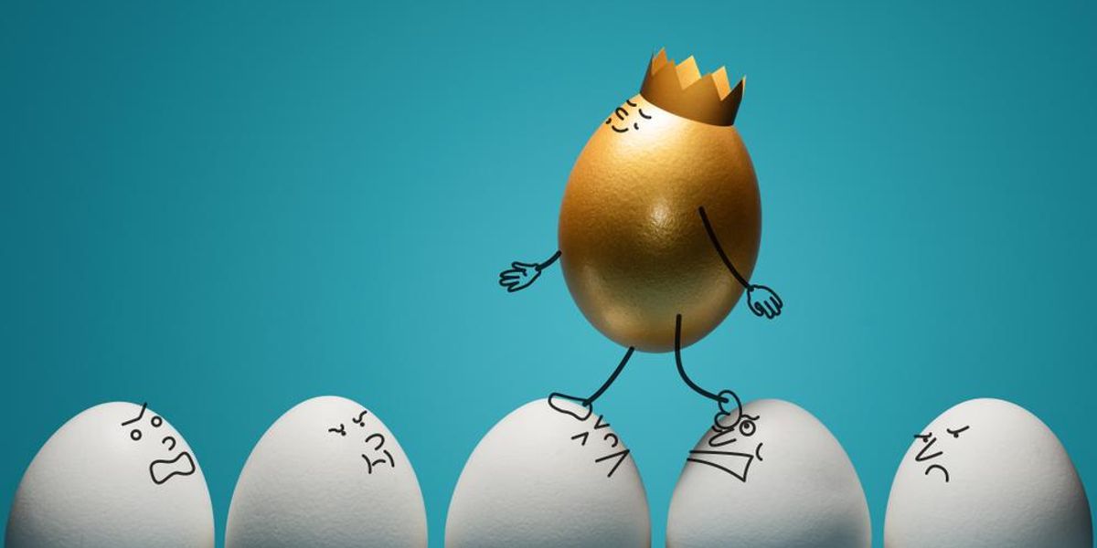 Aranytojás fehér tojásokon lépked, nárcizmus koncepció