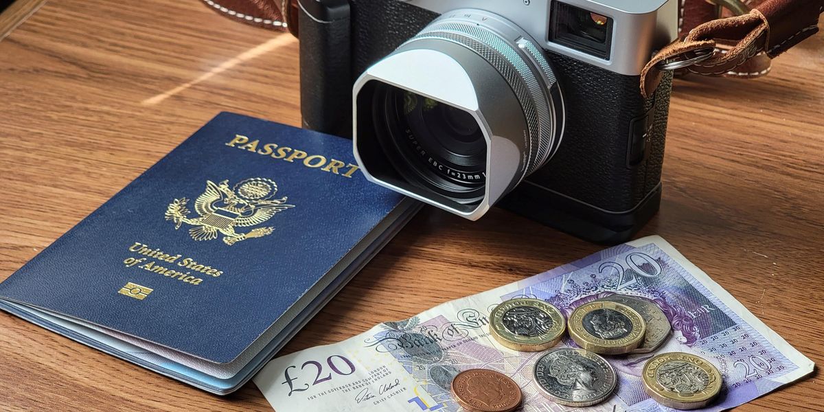 Egy kamera az útlevél és az utazásra félretett készpénz mellett