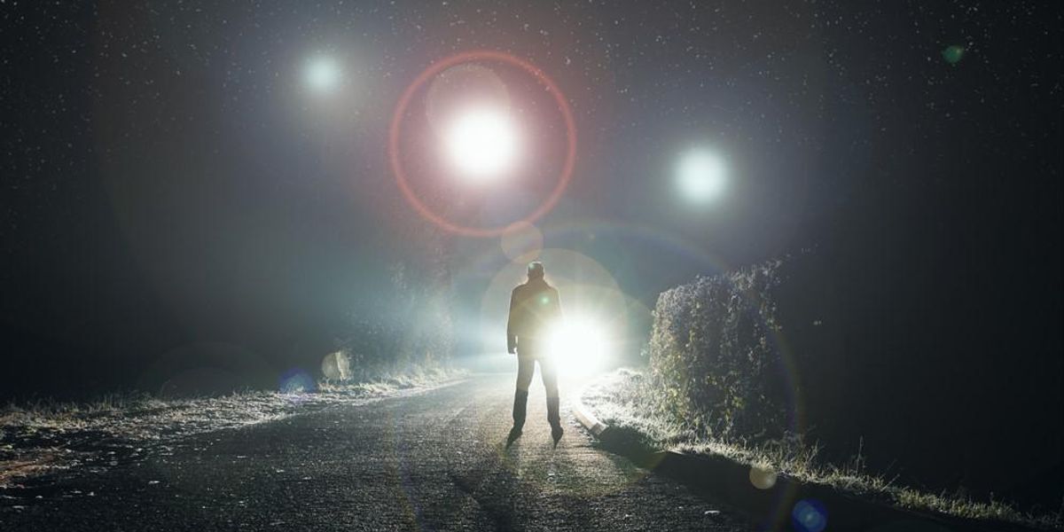 Egy férfi áll UFO-k látszatát keltő megvilágításban
