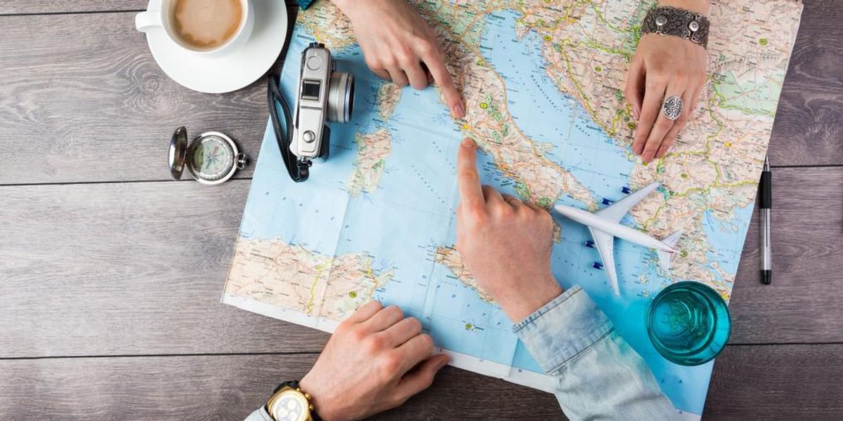 Két ember utazást szervez egy térképpel