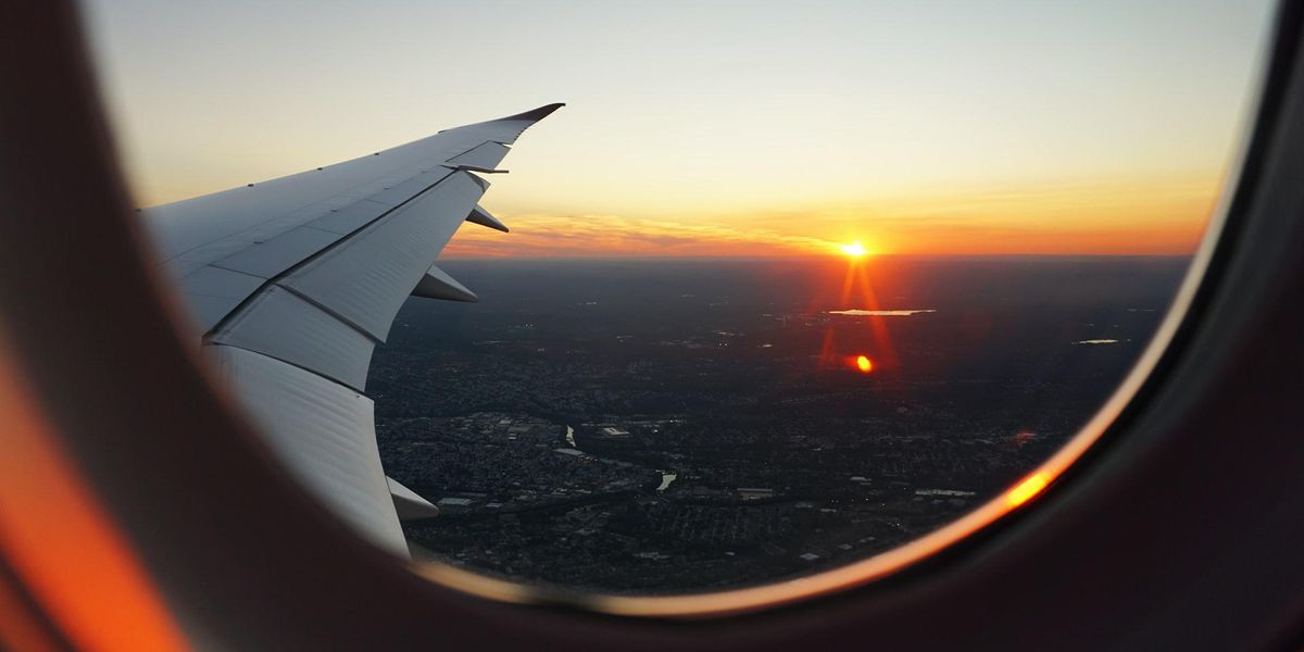 Naplemente látványa egy repülőgép ablakából