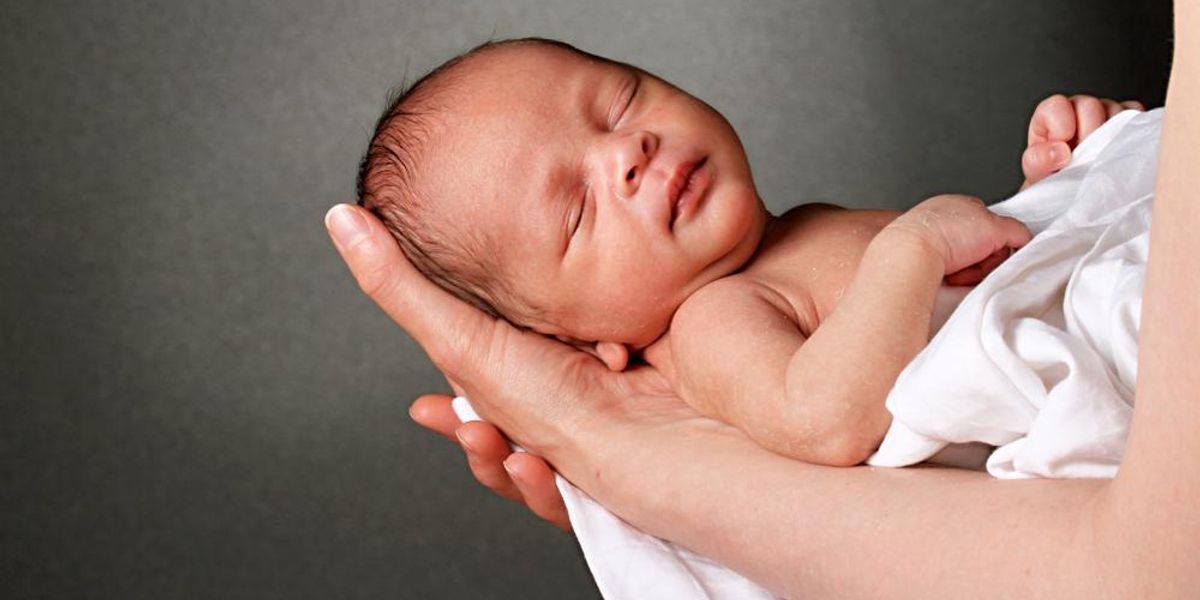 Újszülött babát tartó karok