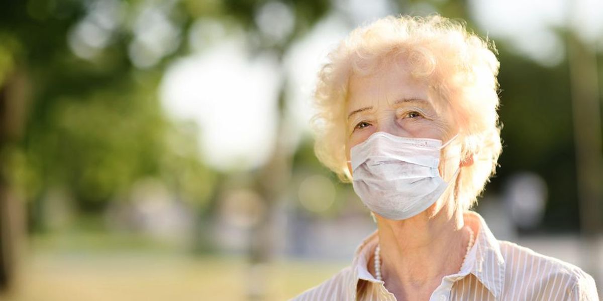 Koronavírus elleni maszkot viselő idősebb nő