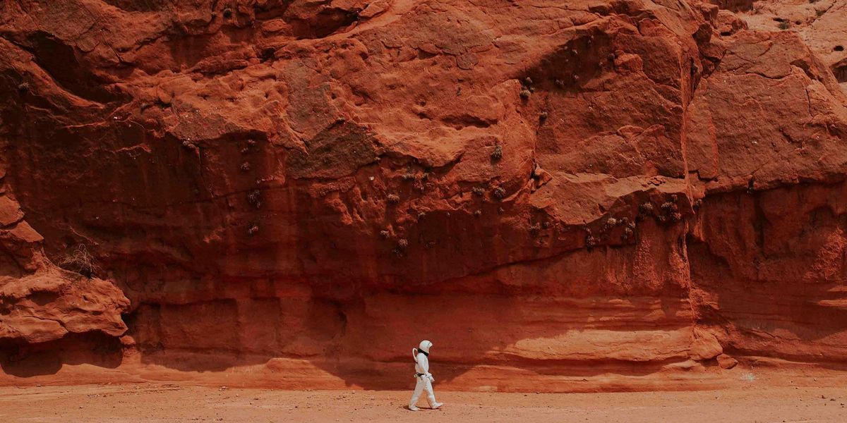 Egy Marson sétáló űrhajósról készített illusztráció