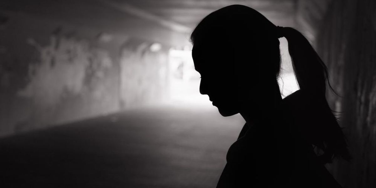 Depressziós fiatal nő áll egy sötét alagútban