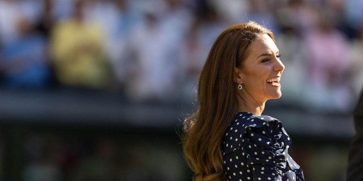 Kate Middleton pöttyös ruhában, hosszú barna hajjal