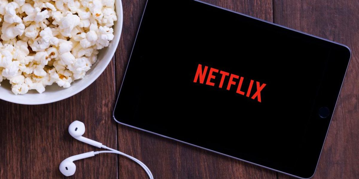 Netflix egy tableten, popcorn mellett