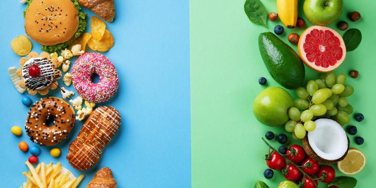 Egészségtelen, gyorsételek kék háttéren, egészséges, gyümölcsökből és zöldségekből álló ételek zöld háttéren