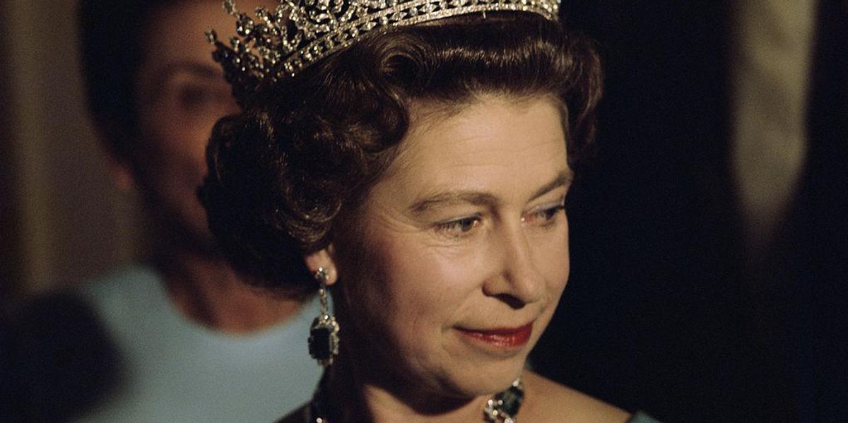 II. Erzsébet brit királynő koronában és díszes nyakláncban, 1975