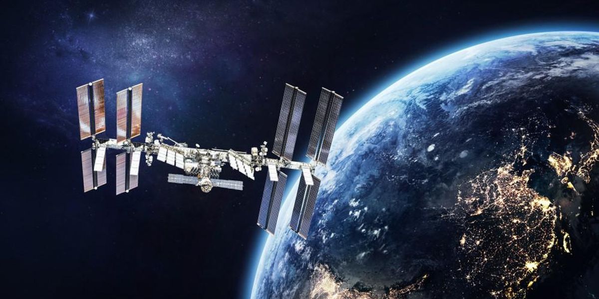 A Nemezteközi Űrállomásról készített illusztráció, háttérben a Földdel