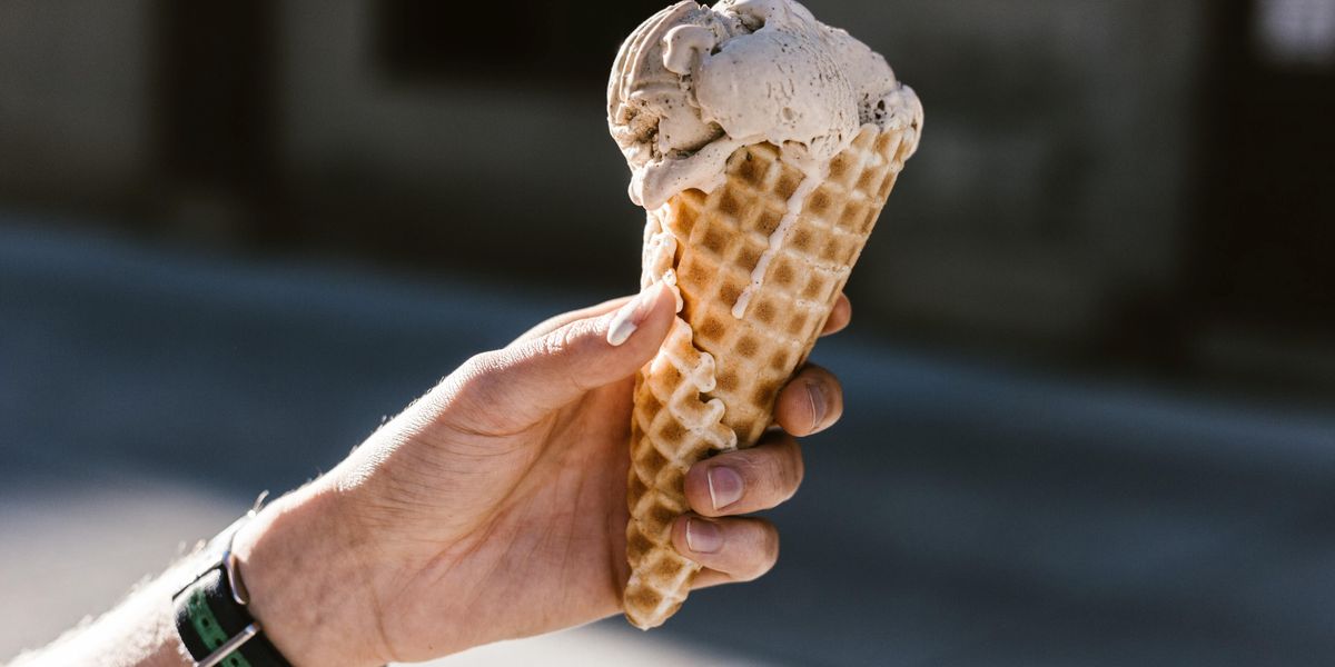 Egy ember fagylaltot tart a kezében