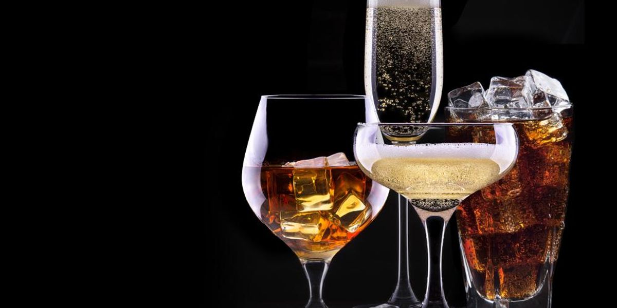 Különböző alkoholos italok fekete háttér előtt - pezsgő, konyak, bor, pálinka