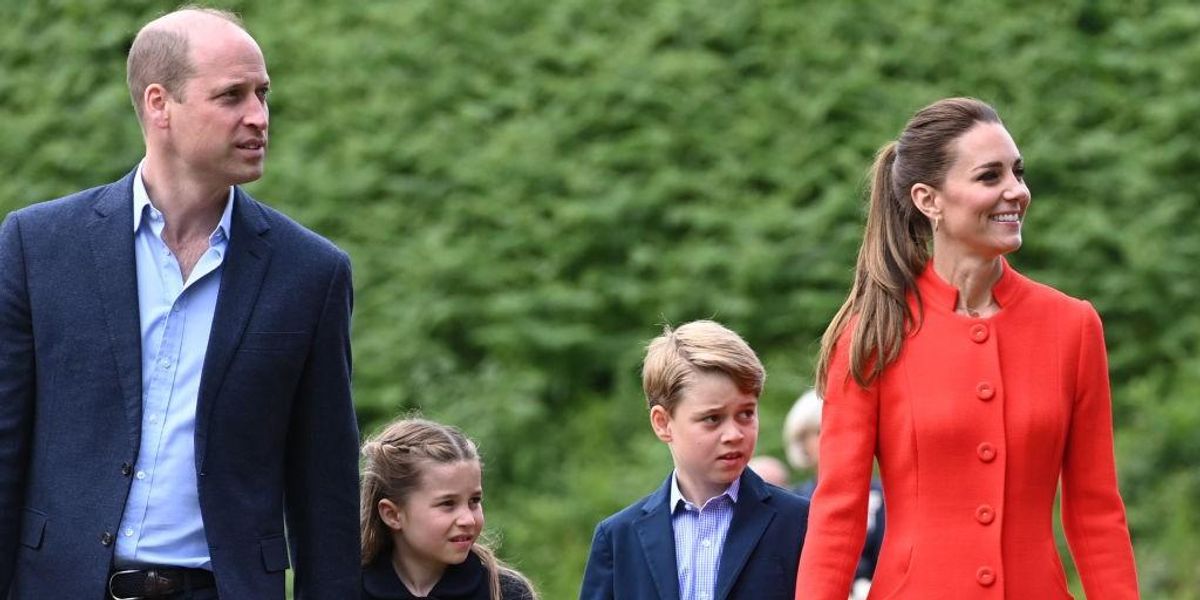Vilmos herceg és Katalin hercegné a gyermekeik mellett