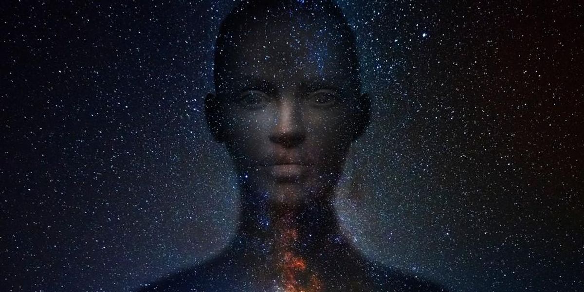 Egy csillagos égboltról készült kép, melyből egy emberi arc rajzolódik ki