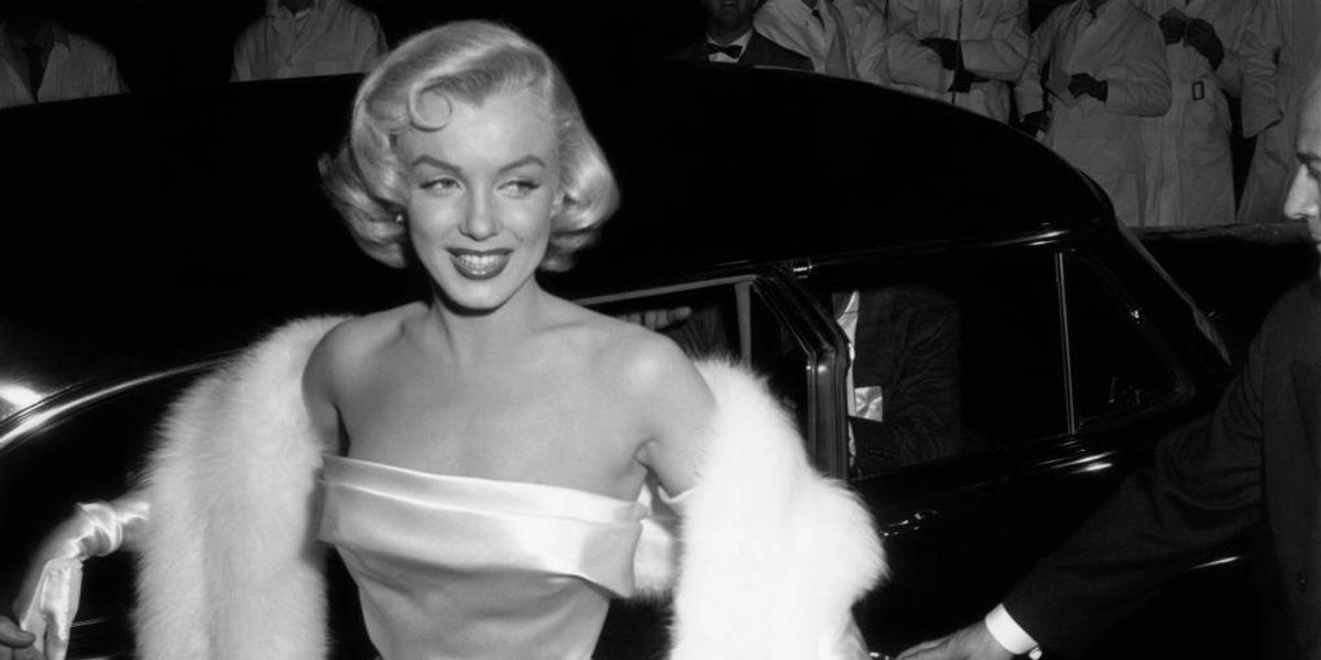 Marilyn Monroe egy kocsiból száll ki