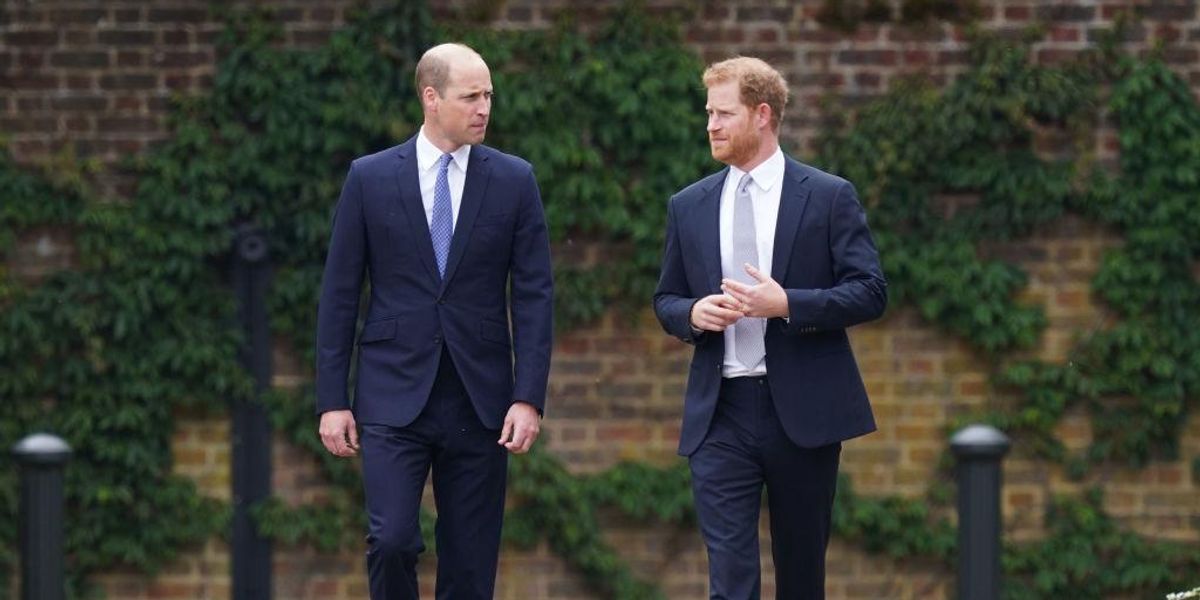 Vilmos herceg és Harry herceg  érkezik az édesanyjukról, Diana walesi hercegnéről megrendelt szobor leleplezésére a Kensington-palota kertjébe 2021. július 1-jén Londonban
