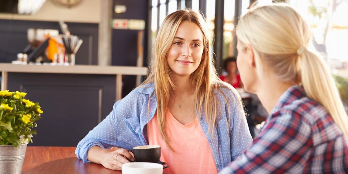 Két női beszélget egy kávézóban