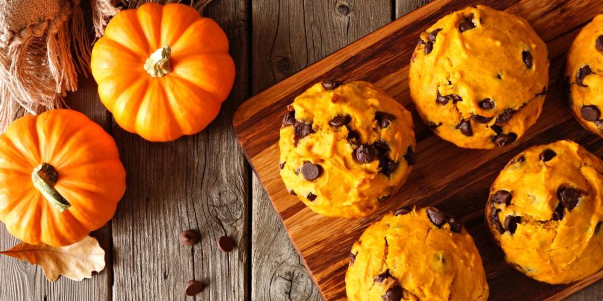 Őszi sütőtökös-csokidarabos muffinok, mellettük sütőtök és fahéj
