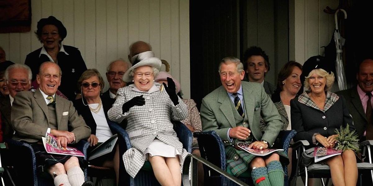 A királyi család tagjai nevetnek egy rendezvényen ülve