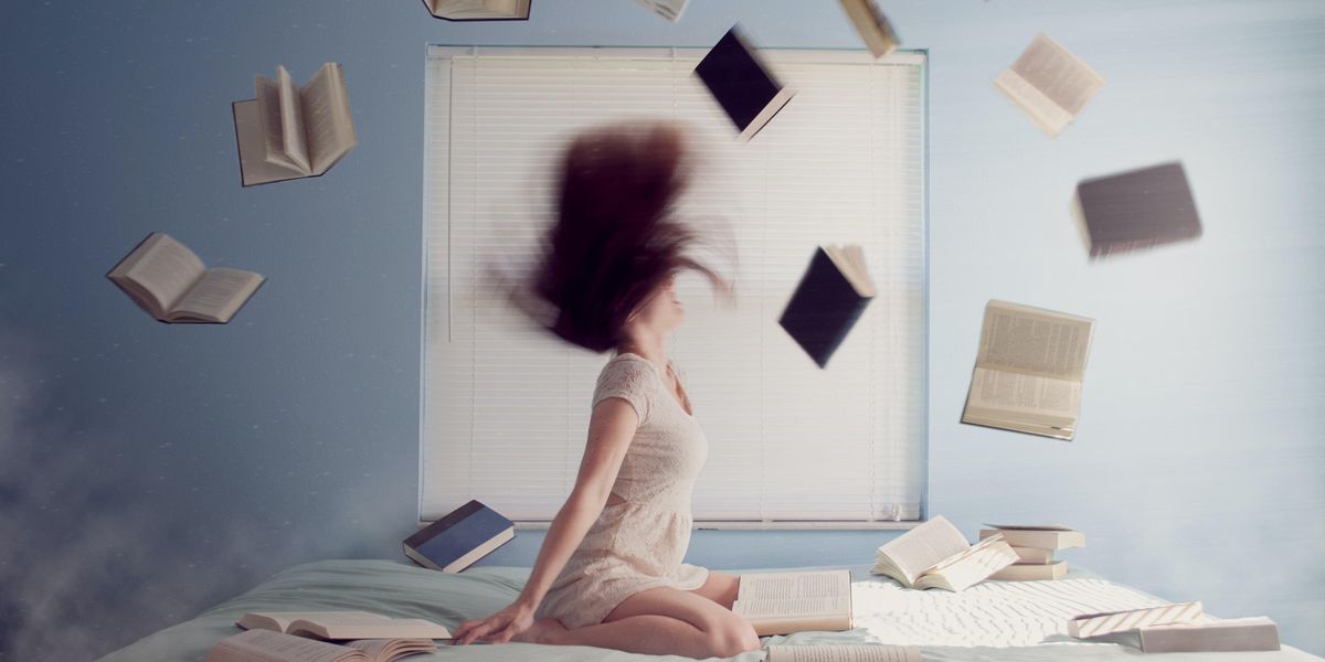 Egy lány a könyvei között a haját dobálja