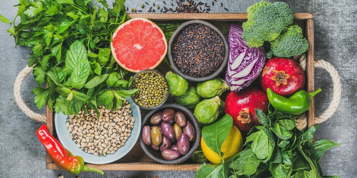 Zöldségek, gyümölcsök, magvak, gabonafélék, bab, fűszerek és gyógynövények fadobozban 