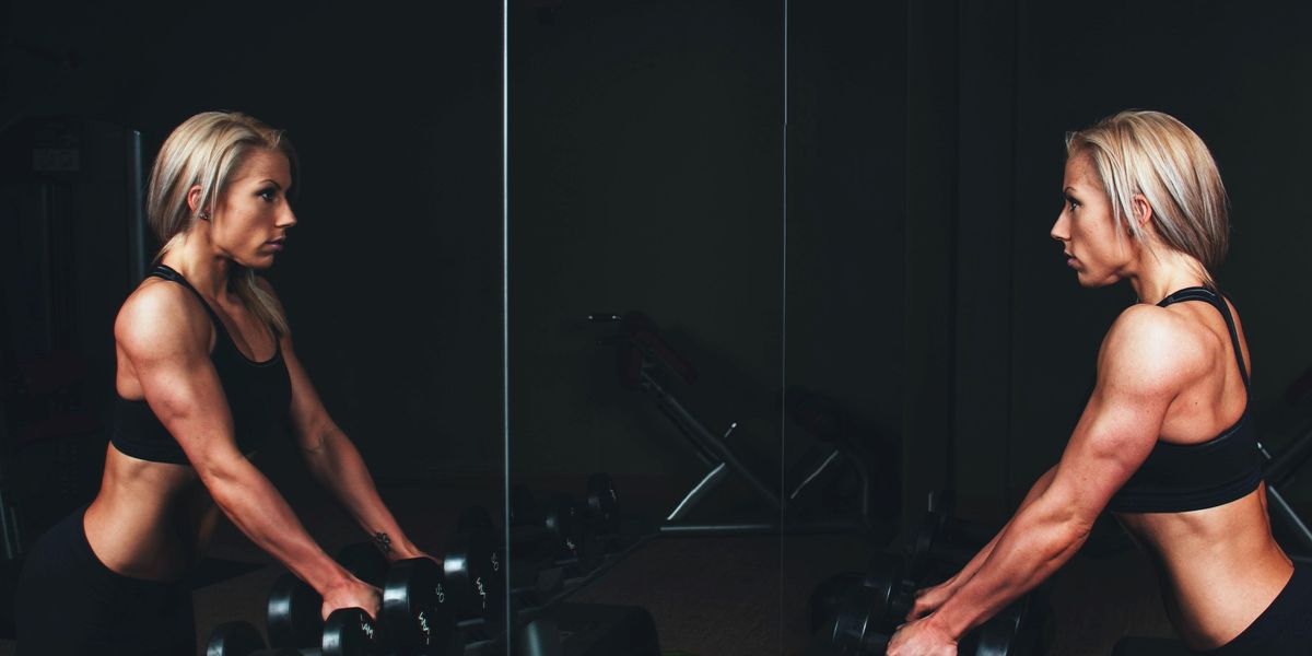Egy nő magát nézi edzés közben egy tükörben