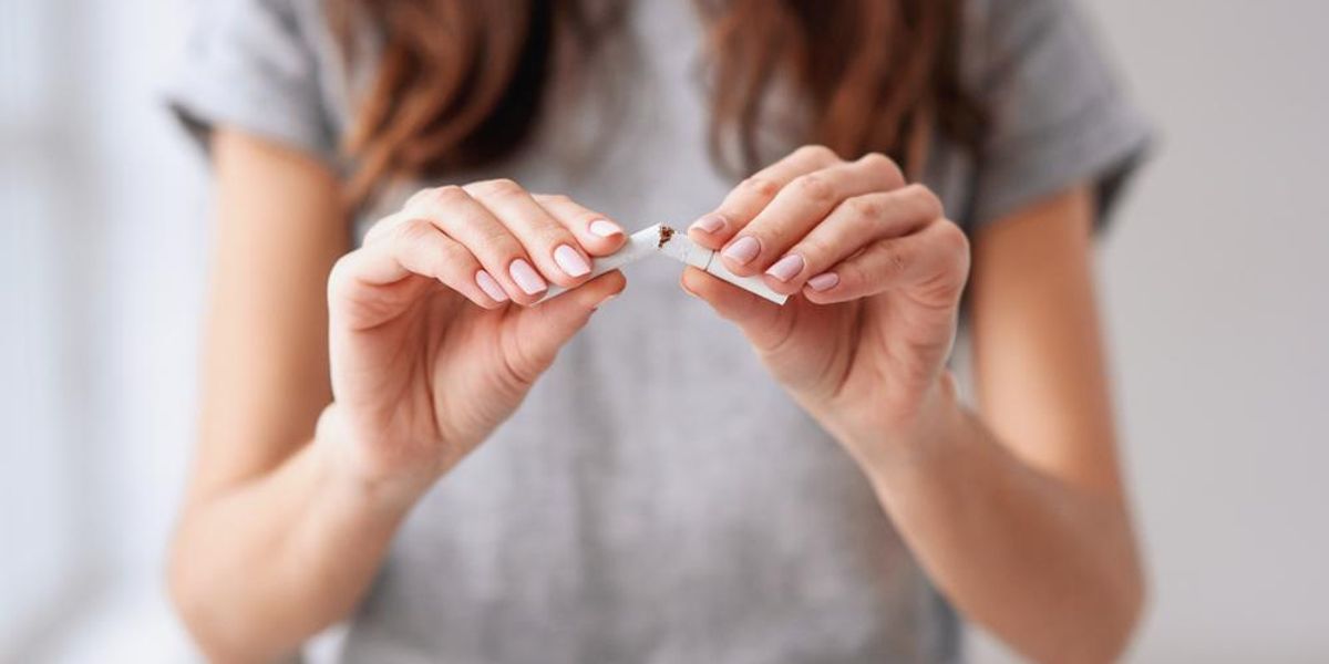 Cigarettát eltörő női kezek