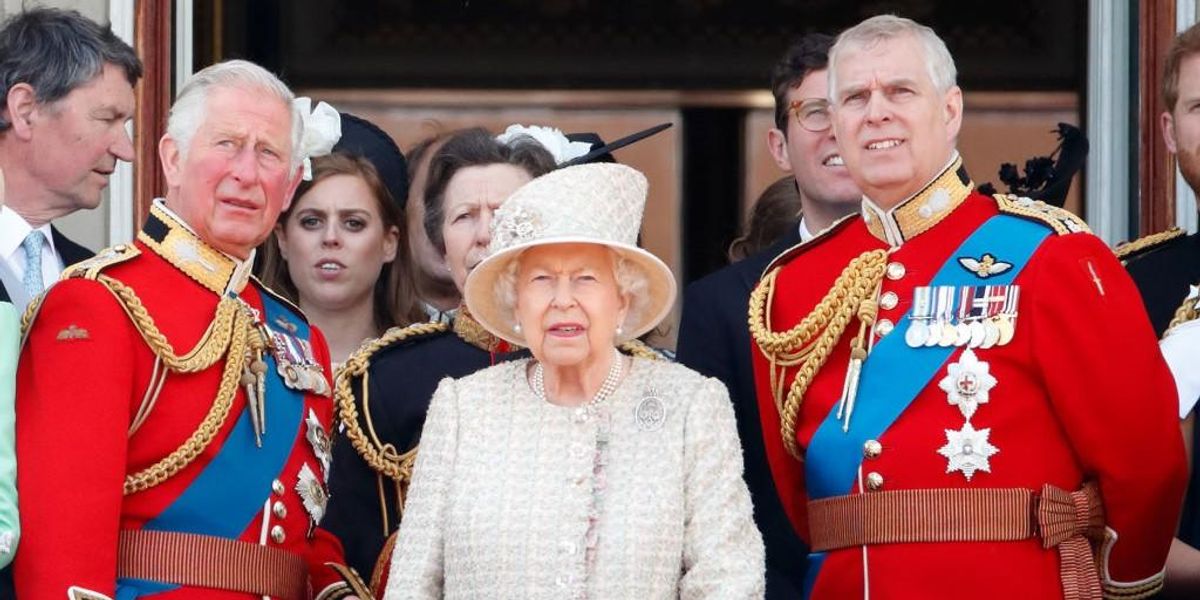 Károly király a néha Erzsébet királynő oldalán, mellettük pedig András herceg áll