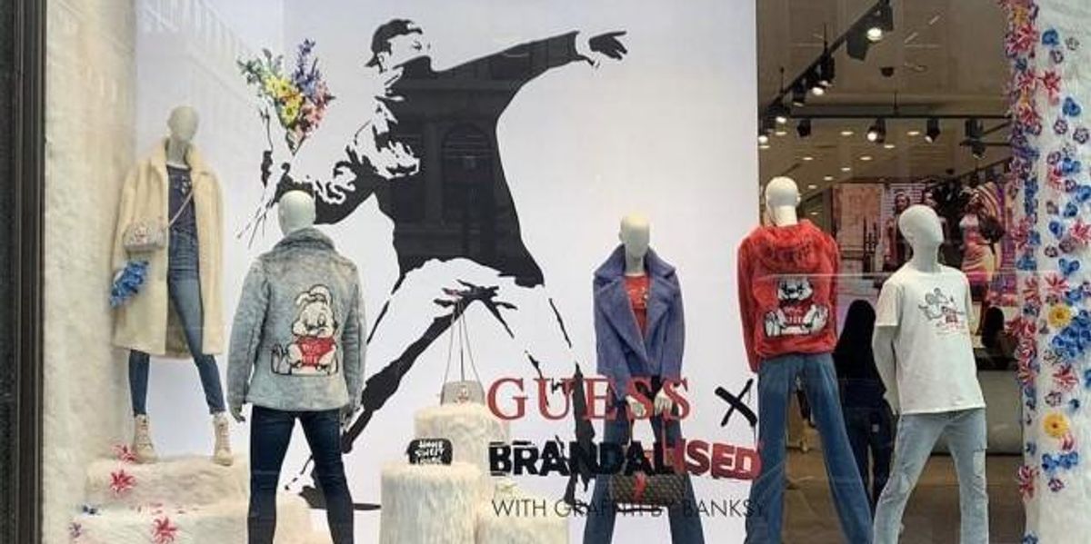 A Guess londoni üzletének kirakata a Banksy alkotásaival mintázott felsőkkel