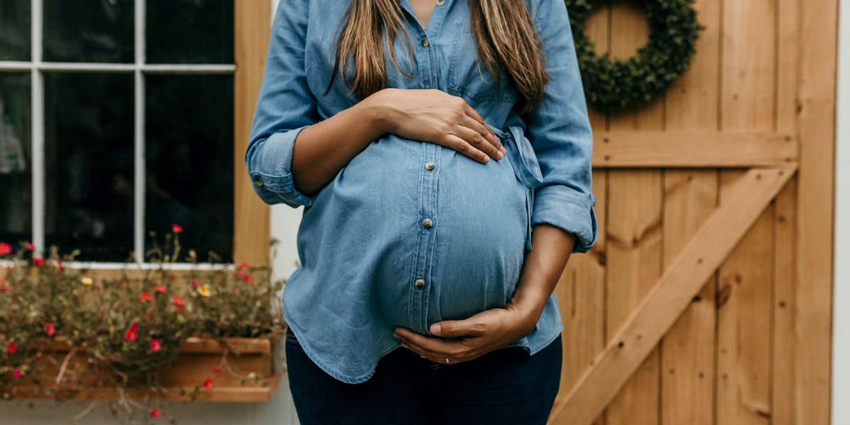 Egy várandós nő a hasát fogja