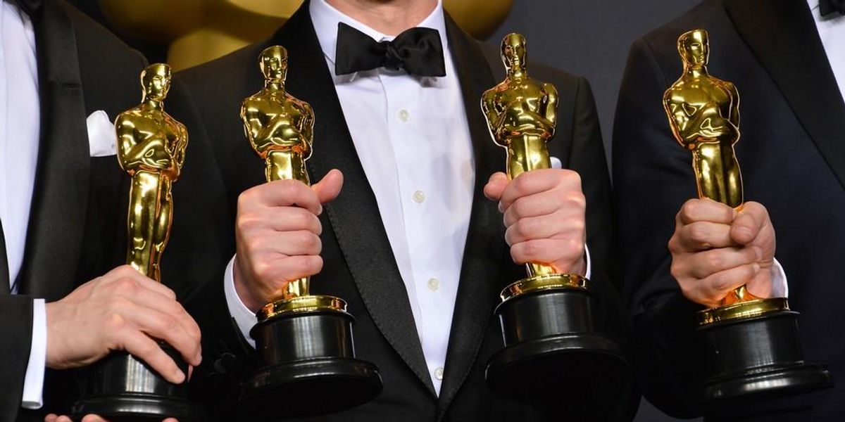 Kiosztott Oscar-díjak a díjazott személyek kezében