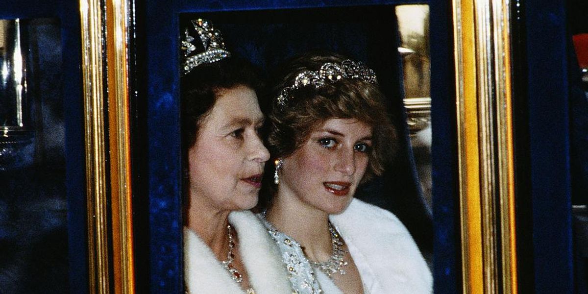 Diána hercegnő és II. Erzsébet királynő ülnek egy kocsiban