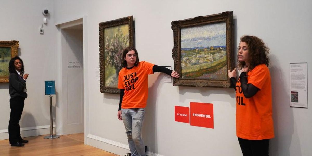 A két klímaaktivista a Van Gogh-festményhez ragasztva