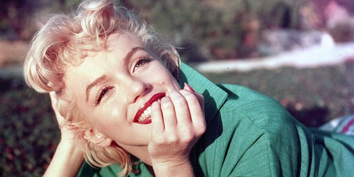 Marilyn Monroe a fűben fekve pózol egy portréhoz 1954-ben a kaliforniai Palm Springsben.
