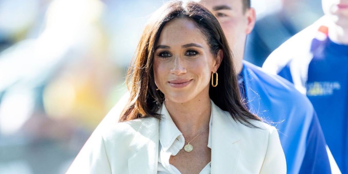 Meghan Markle fehér felsőben