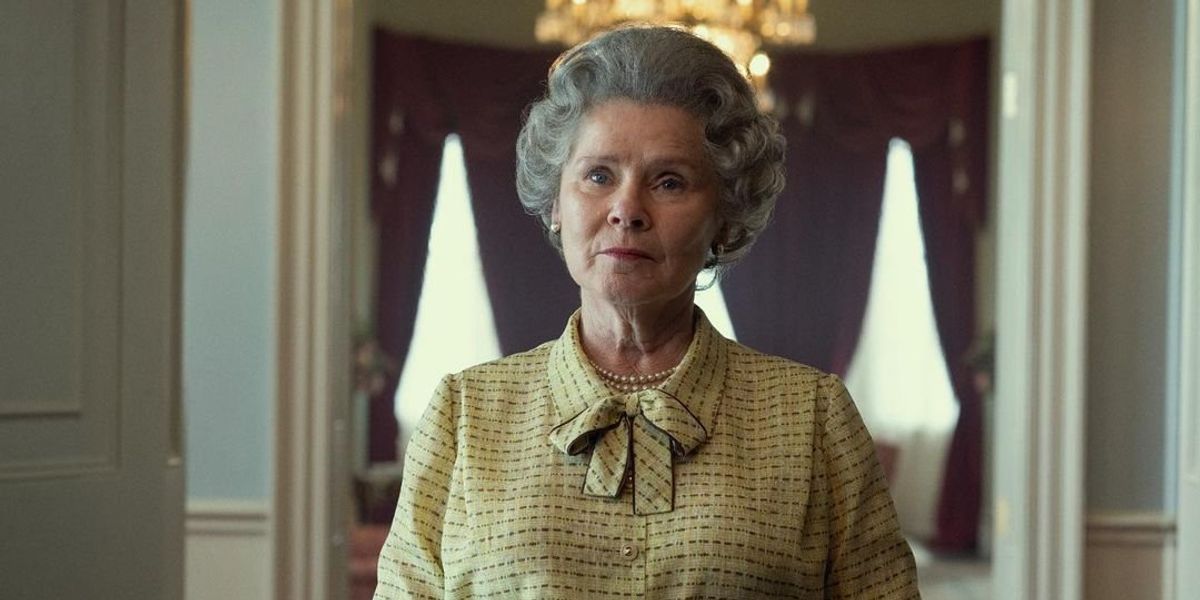 Imelda Staunton II. Erzsébet királynőként A korona című sorozat 5. évadában
